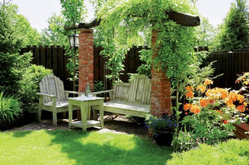 Altana ma słupy z czerwonego piaskowca. Jej dach tworzy naturalny konar drzewa i bujnie rozrastająca się wisteria.