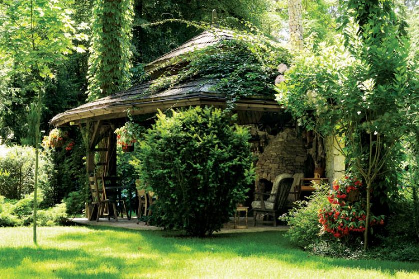 Altanę a la wiejska chata właściciele zobaczyli w ogrodzie projektanta i od razu zażyczyli sobie podobną.