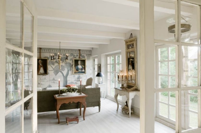 Blat drewnianego stolika Dorothee wyłożyła holenderskimi kaflami, które razem z mężem kolekcjonują.