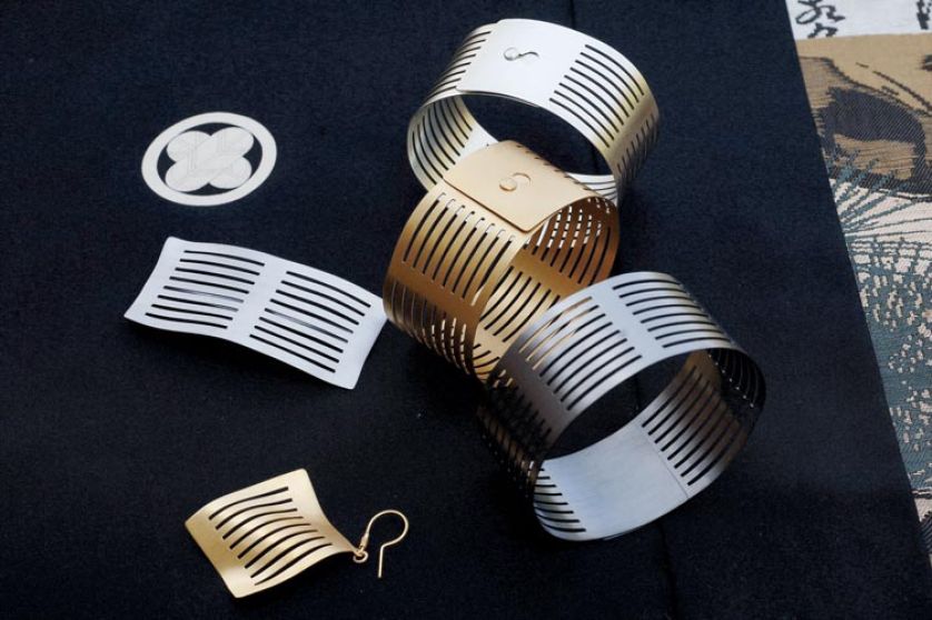 Bransolety, broszka i kolczyk - biżuteria zaprojektowana przez ewę Franczyk.