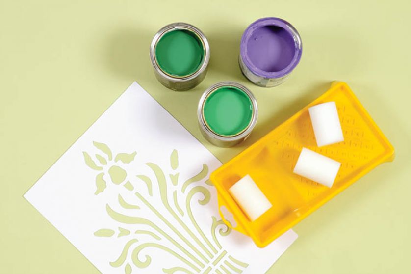 Close Do namalowania wzoru potrzebne będą: farbyfioletowa i zielona oraz tampony z gąbki.