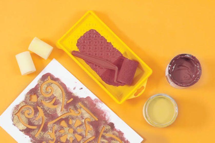 Do namalowania wzoru potrzebne będą: farby Magnat: S24 Kuszący Rubin i S19 Blask Kakcytu oraz tampony z gąbki.