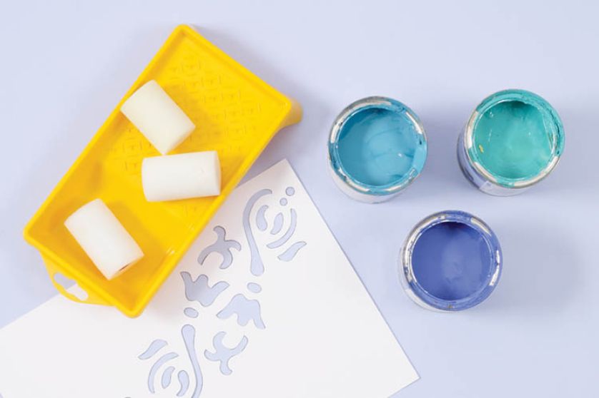 Do namalowania wzoru potrzebny będzie szablon, farby - jasna i ciemna niebieska oraz turkusowa - i tampony z gąbki.