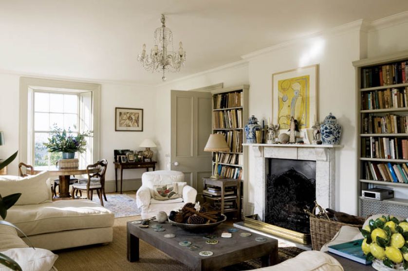 Dom na wysokim klifie, z widokiem z jednej strony na Atlantyk, z drugiej - na wrzosowiska.