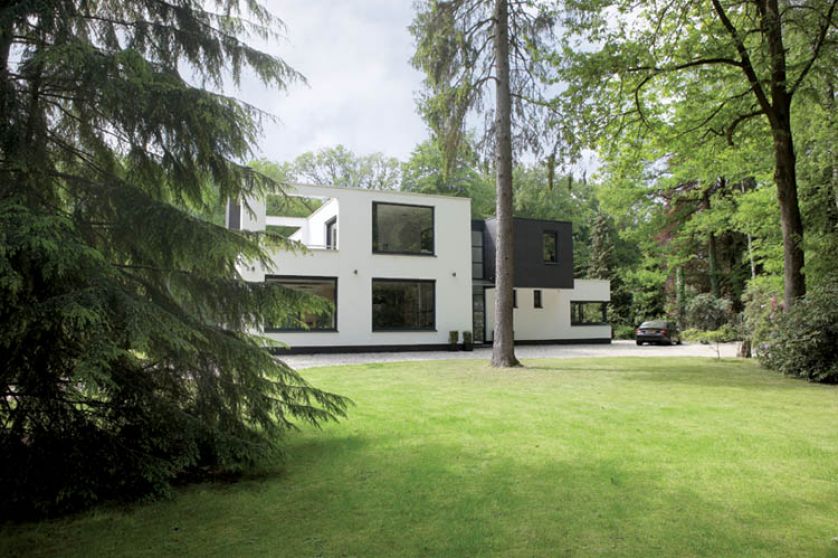 Dom przypomina projekt modernistycznego domu Rietvelda w Utrechcie.