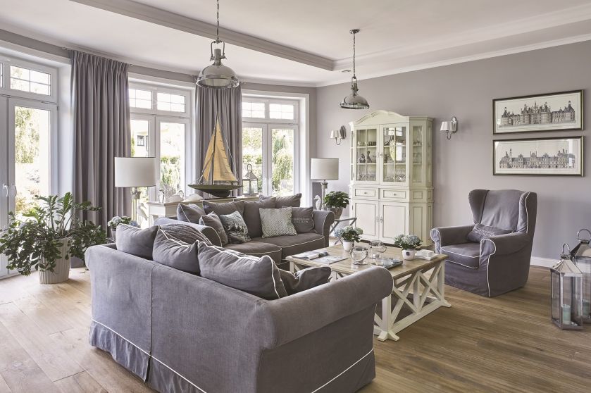 szary salon w stylu francuskim