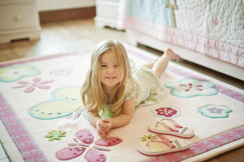 Dywan firmy Designers Guild, pastelowa kolorystyka i fantastyczne wzornictwo. Do kupienia w sklepie KONIK NA