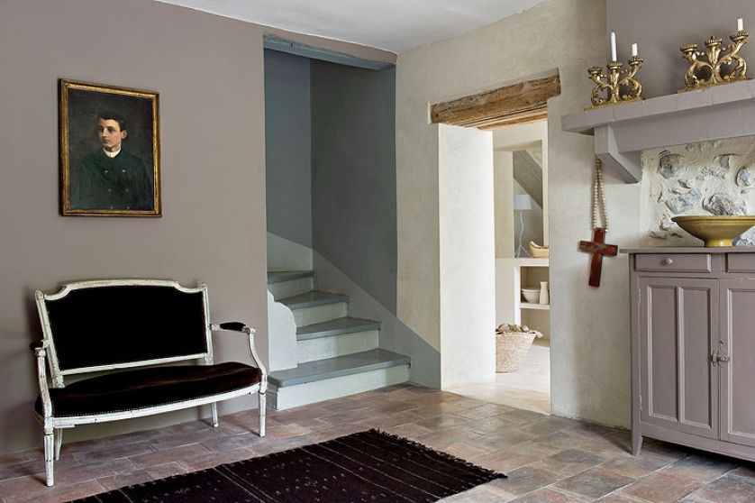 Farbami Emery Cie pomalowano nie tylko ściany, ale też schody, okap i komodę.