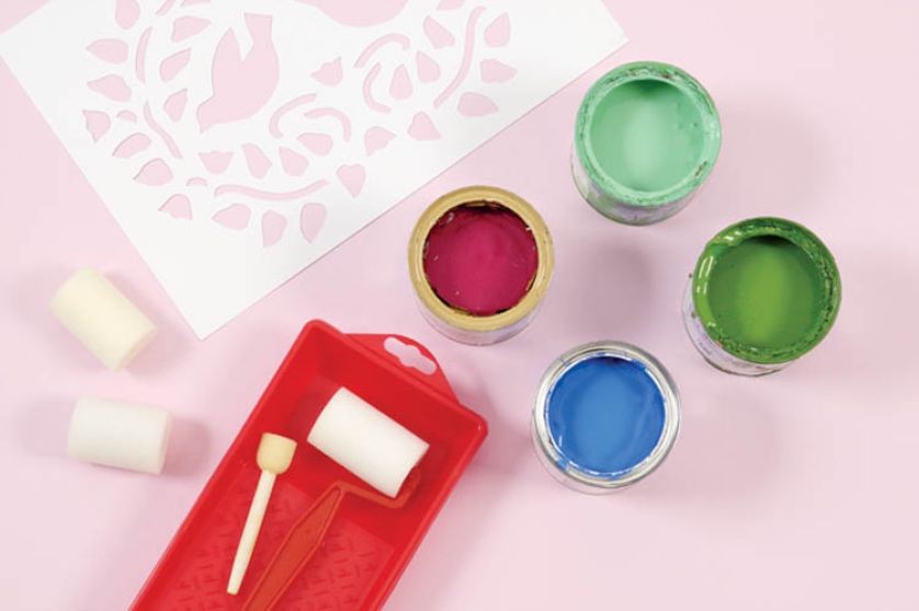 Farby: granatowa, czerwona i zielona (jasna i ciemna) i tampony z gąbki.