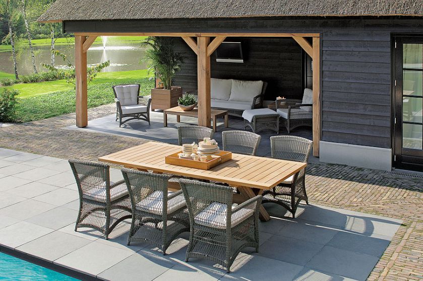 Fotel Dominica z włókna syntetycznego, odporny na promienie UV i działanie temperatury od –40°C do +80°C. Cena 2129 zł.