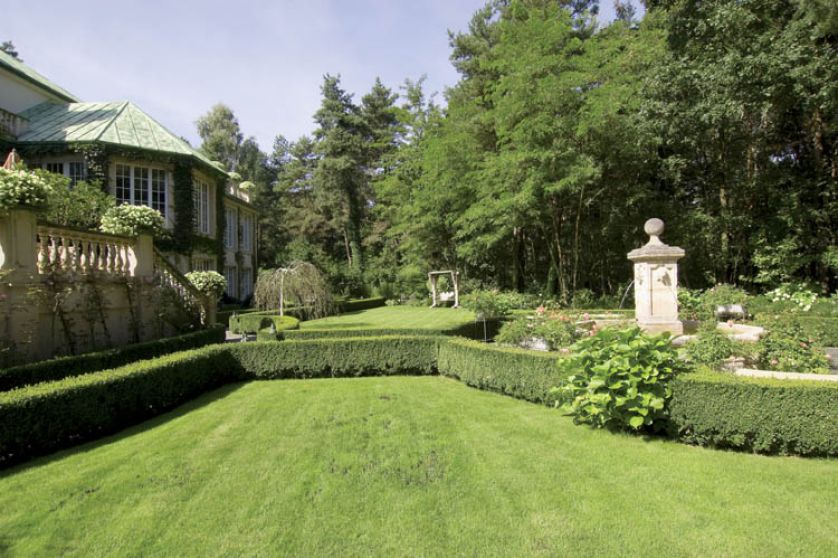 Główna część ogrodu jest z tyłu, za willą i zaczyna się szerokim angielskim trawnikiem.
