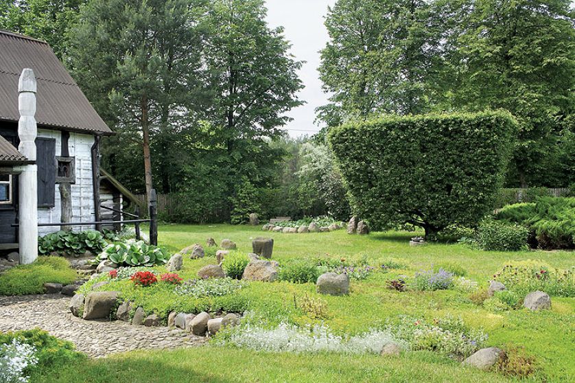 Gospodarz turlał coraz większe okazy do ogrodu i ustawiał w nieprzypadkowych miejscach, traktując jak rzeźby.