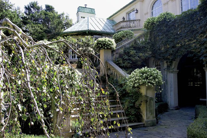 Jak w królewskich ogrodach: żywopłot z bukszpanu i trawnik przystrzyżony po angielsku.