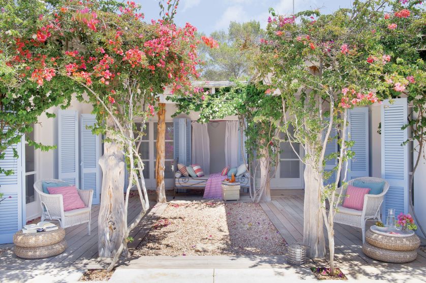 Ariadna całe dnie spędza wdychając zapach rozmarynu rosnącego na zboczach. Werand ma przy domu tyle, że z każdego pokoju