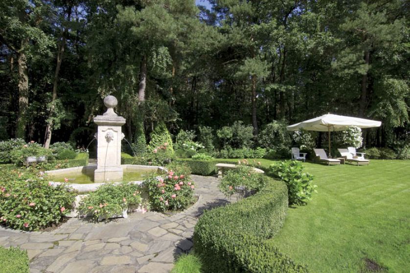 Kamienna fontanna przyjechała z Francji. Tam nietrudno znaleźć galerie i sklepy, które sprzedają meble ze starych zamków.