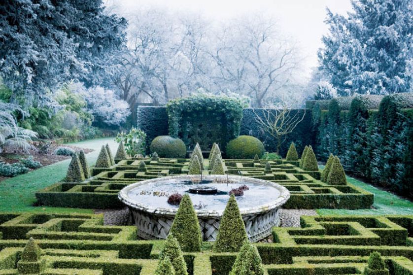 Kilometry zmrożonych żywopłotów poskręcanych jak włoskie lody, przyciętych w stożki i kule.