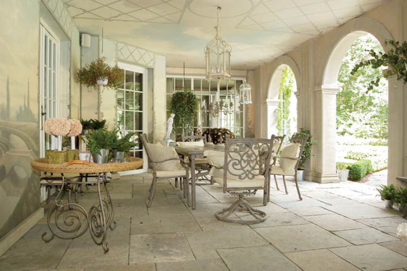 Klasyczna biała willa z mnóstwem przytulnych tarasów.