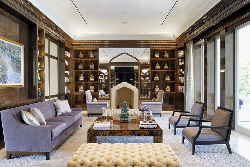 Kominek, boazeria i dywan - wszytko nawiązuje do art deco.