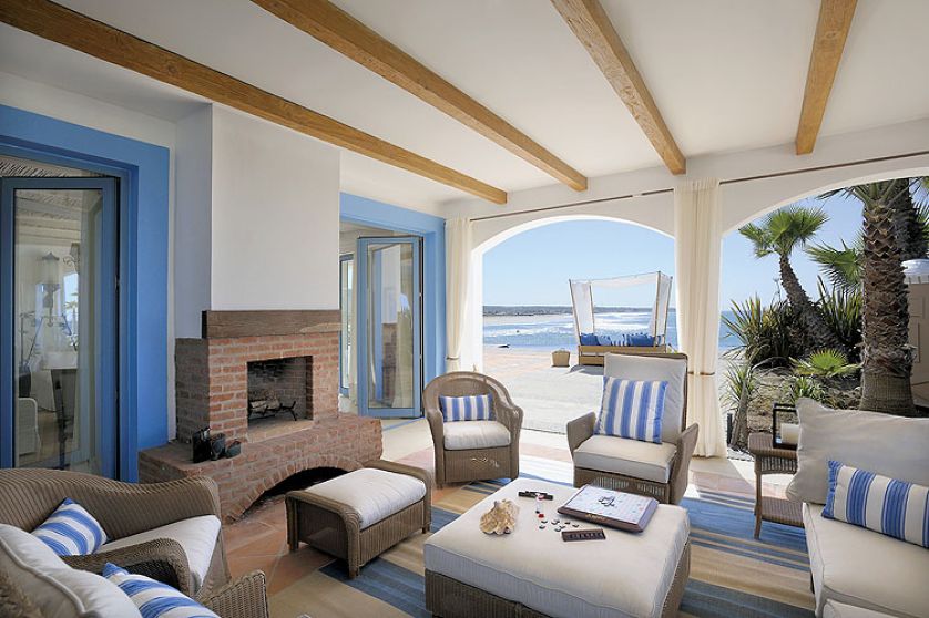 Kominek dodaje wnętrzu ciepła - raczej w przenośni, i wprowadza romantyczny nastrój.