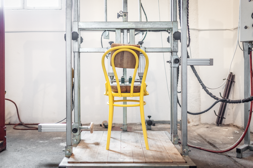 Kontrola jakości. Mistrzowsko gięte krzesła TON