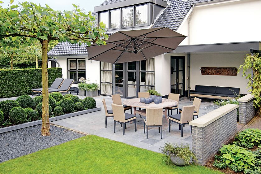 Krzesła Genewa, 1845 zł stół Siena, 7301 zł parasol Rodi, 11 176 zł, Decolor Home Garden