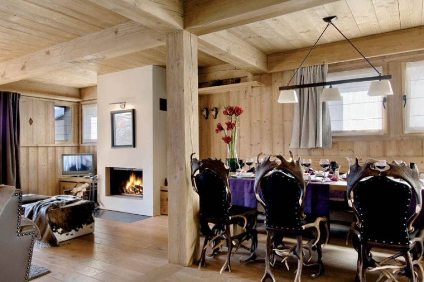 Krzesła wymyślila Virginie, a zrobili lokalni rzemieślnicy. Bez obaw, poroża na oparciach to atrapa.