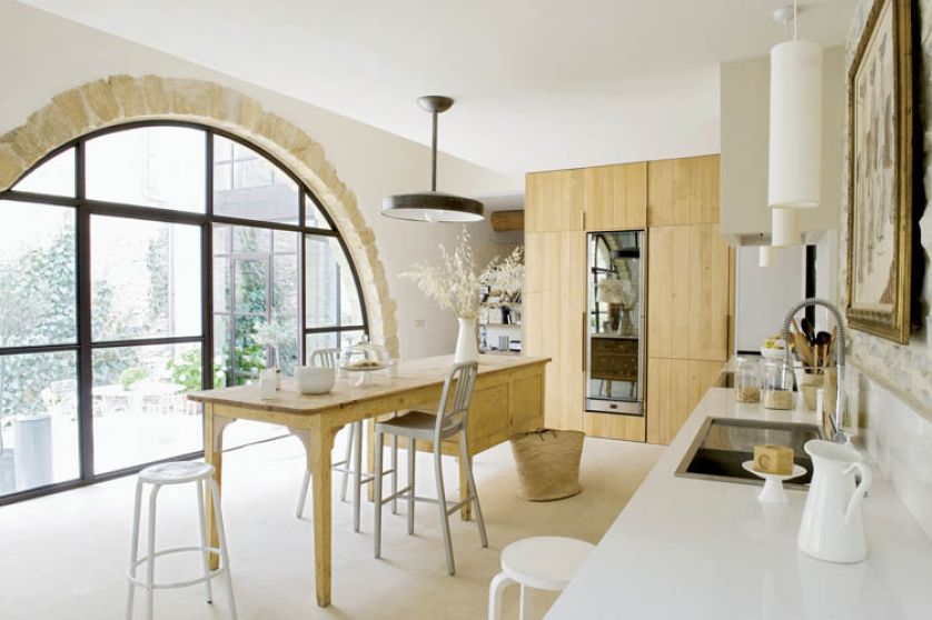 Kuchnia otwarta na salon, z ogromnym oknem.