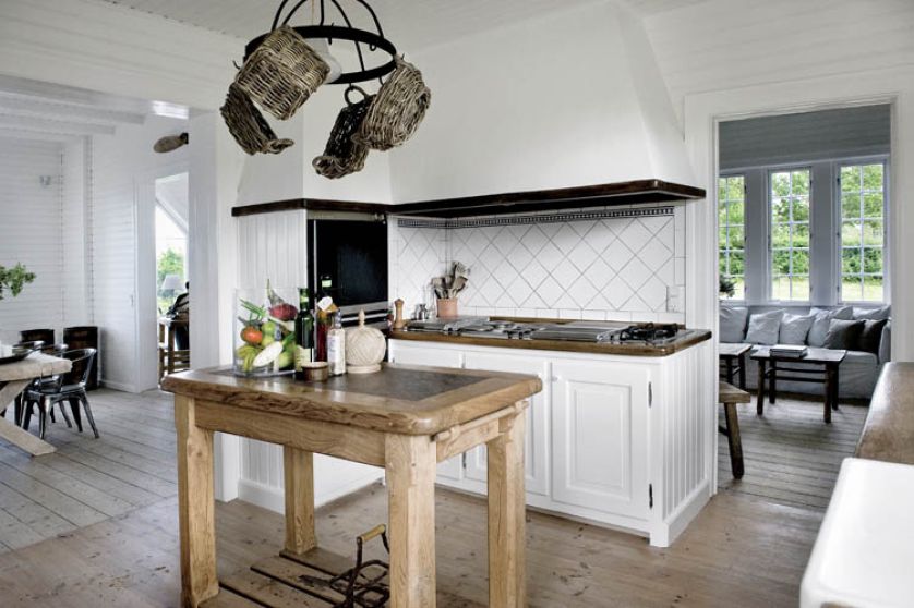 Kuchnię w stylu amerykańskim zrobił na zamówienie stolarz.