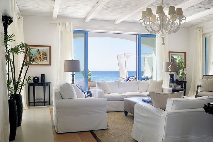 Lekkie, lniane zasłony są od Designers Guild. Na podłodze kokosowe dywany.