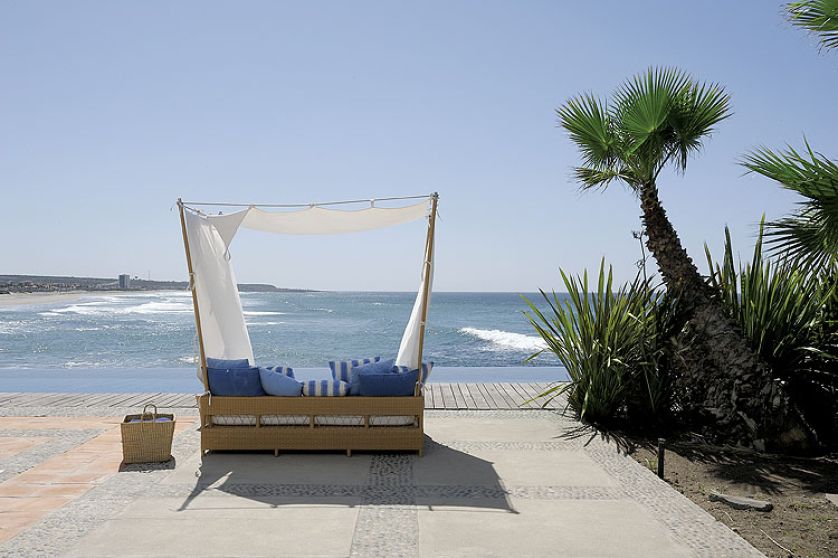 Łóżko plażowe, z którego można podziwiać fale.