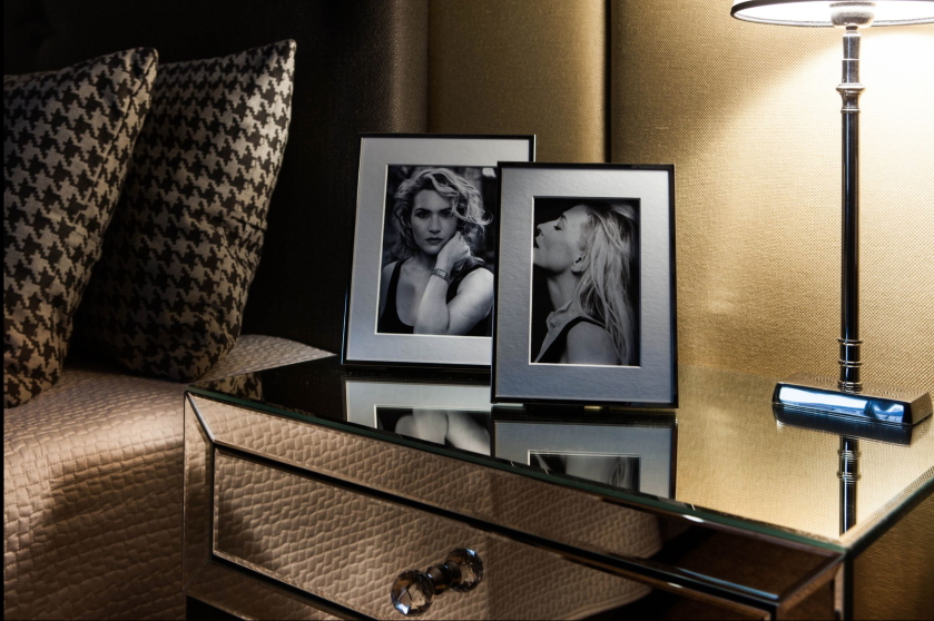 Lustrzana szafka - trzy szuflady z uchwytami z kryształu Swarovski ukryte w lustrzanej szafce to funkcjonalny sposób na mały