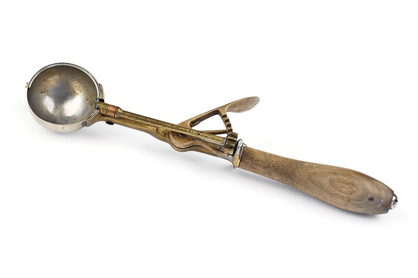 Łyżka do nakładania lodów z mechaniczną rękojeścią, początek XX w.