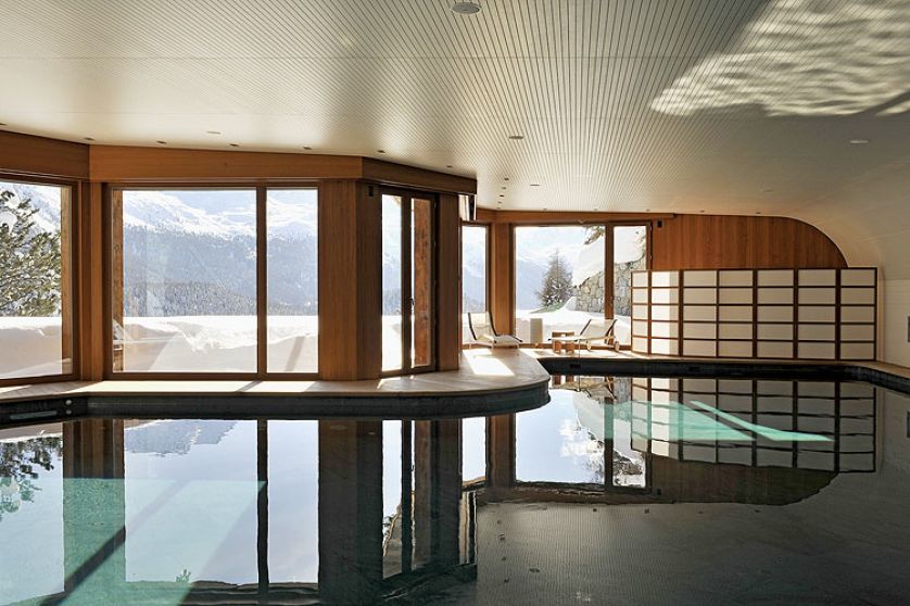 Ma 500 metrów i mieści ponadstumetrowy basen, suchą saunę i hammam, salę do jogi i squasha.