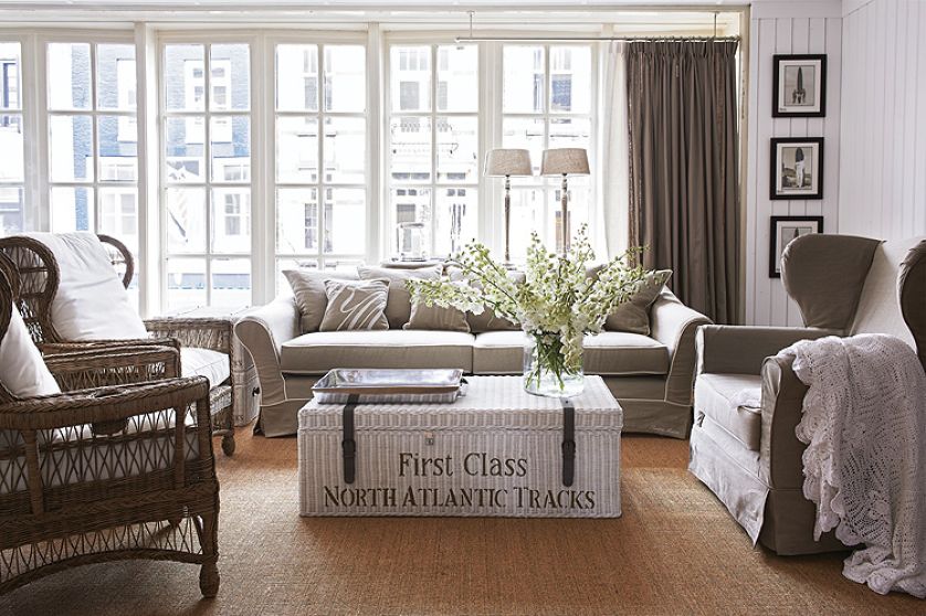 Mebel jest wyplatany i zamykany na skórzane pasy. North Atlantic Trunk marki Rivièra Maison kosztuje 2733 zł, HOUSE MORE