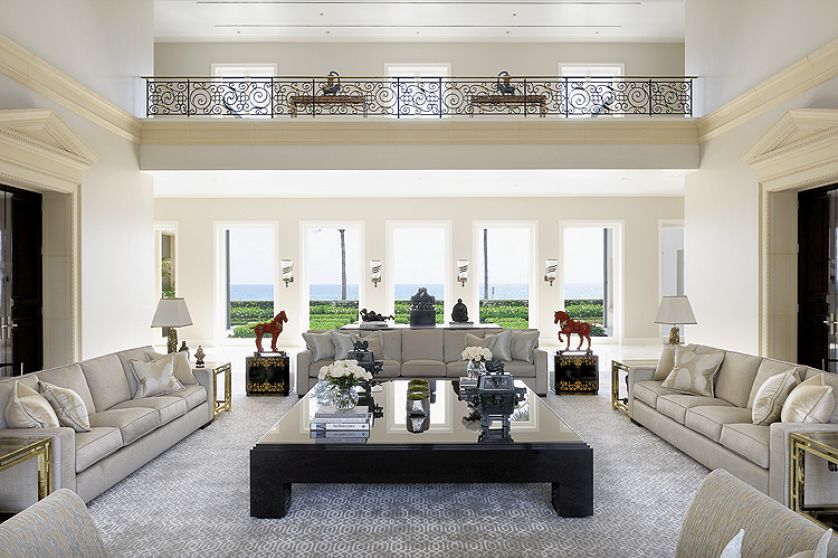 Meble w salonie zostały zaprojektowane przez Włochów. Srebrzyste zasłony też przyjechały z Rzymu, wymyślili je