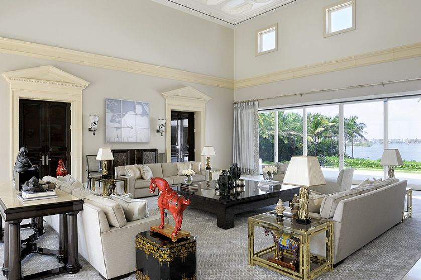 Meble w salonie zostały zaprojektowane przez Włochów. Srebrzyste zasłony też przyjechały z Rzymu, wymyślili je