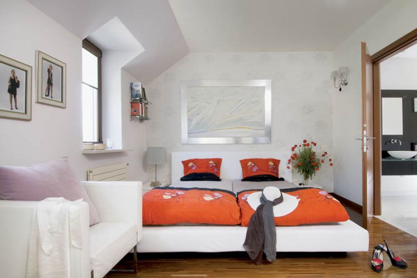 Miała być spokojna dlatego wykorzystano tapety w delikatny wzór i dyskretne boczne światło.