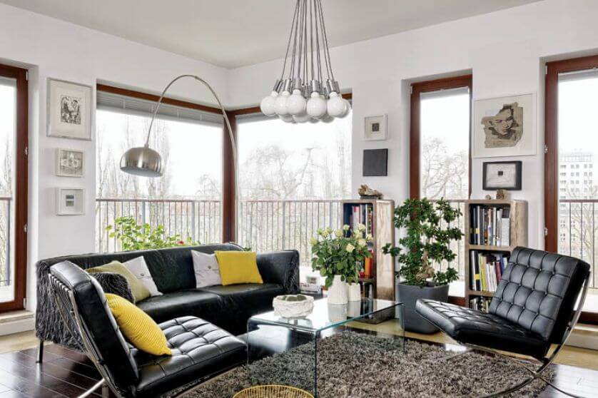 Mieszkanie Elżbiety ma dwadzieścia trzy metry kwadratowe, spory taras, gigantyczne okna-ściany, wspaniałe światło.