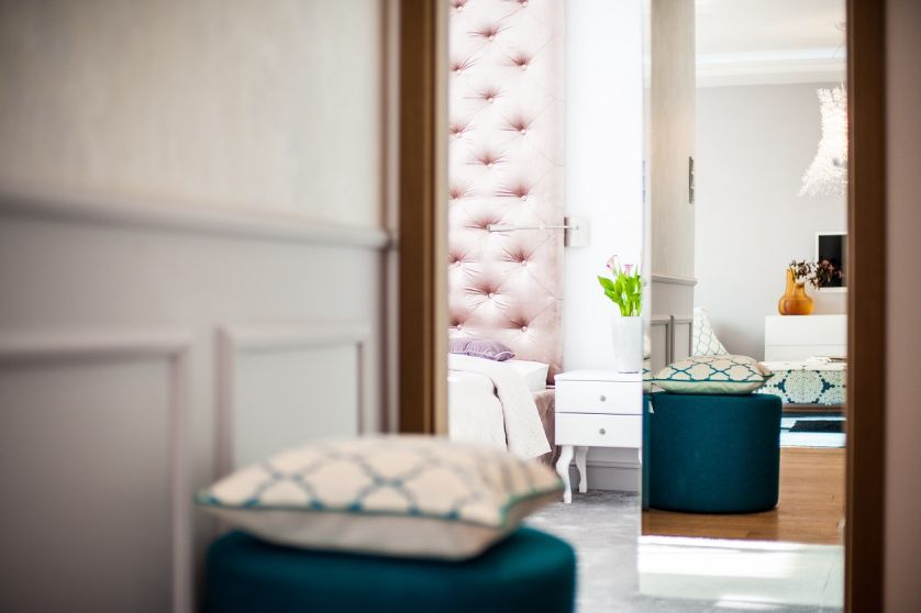 Mieszkanie jest niewielkie - 46m2, ma za to duży taras z widokiem na morze. Urządzone jest w klimacie francuskich