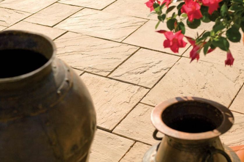 Mosiężne donice na kostkach firmy LIBET