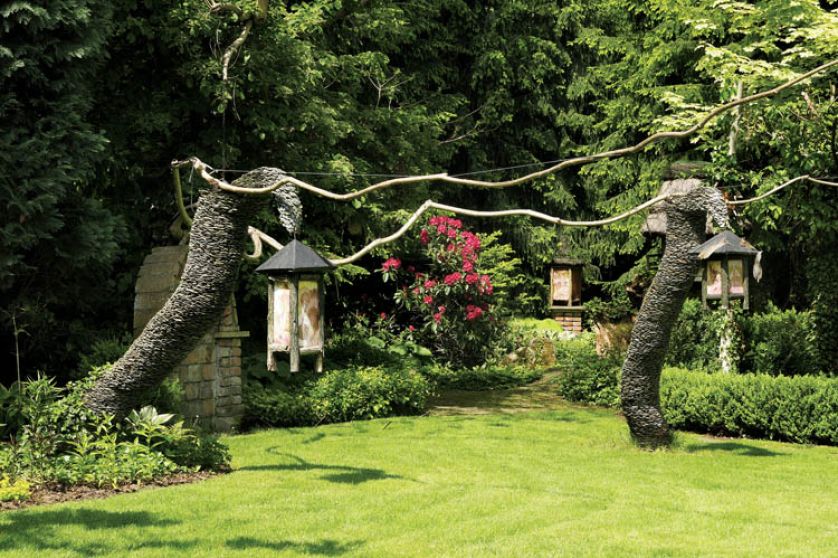 Na drzewach huśtają się karmniki i orientalne lampiony.