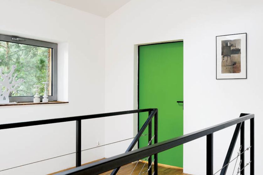 Na piętrze są sypialnie i korytarz. Kolory drzwi wymyśliła najstarsza córka.