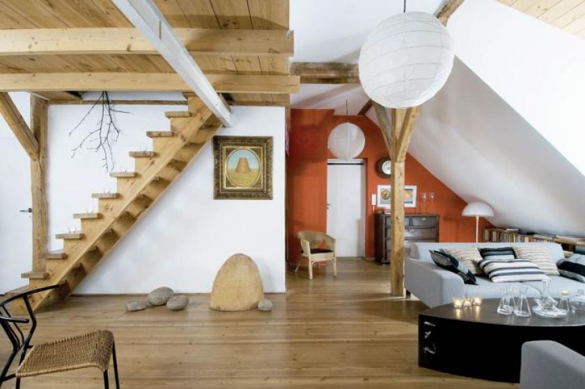 Nad komodą wiszą dwa gwasze autorstwa Jana Młodożeńca.