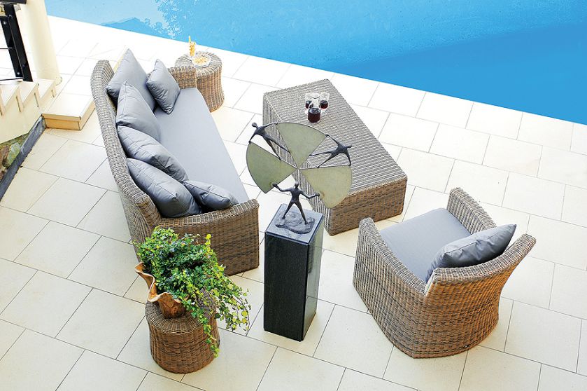 Nie tylko do romantycznego ogrodu. Nova zrobiona jest z grubej plecionki. Ceny: sofa, 7301 zł fotel, 3861 zł stolik,