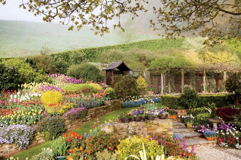 Ogród najbardziej zachwyca w kwietniu, ale pracy wymaga przez cały rok. Najważniejszy jest październik, gdy