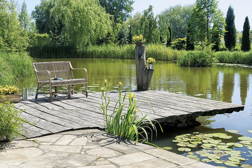 Ogród ze stawem, altankami i ławeczkami do dumania.