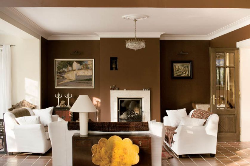 Ogromny salon ocieplił czekoladowy kolor.