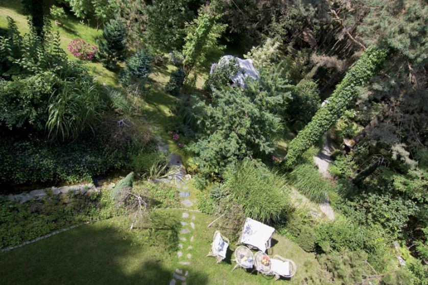 Pani Katarzyna uwielbia poduszki. Kupuje je pasjami. Zdobią wszystkie ogrodowe ławki.