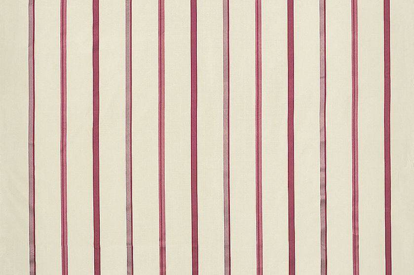 Modne tkaniny w oknach, na stole i kanapie