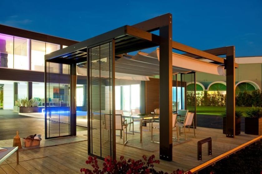 Pergole z jodły – wolno stojące lub montowane przy domu, z przesuwanymi drzwiami.